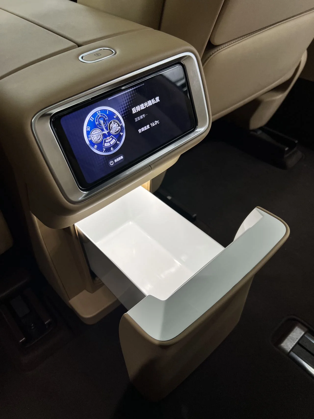 鸿蒙智行 问界M9 2025款 增程 Ultra版 52kWh 6座版 (192线激光雷达) (020949) · 实拍 20